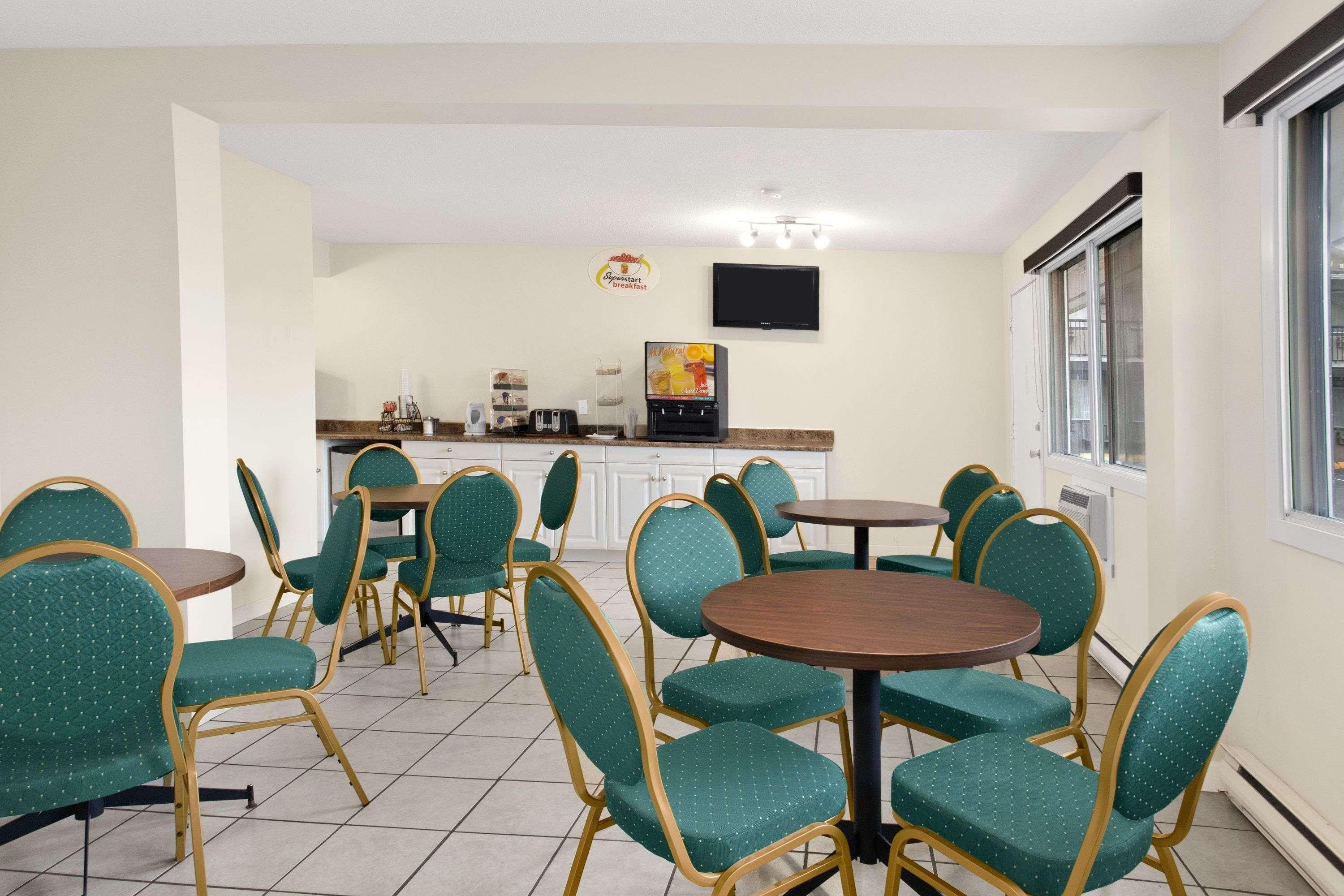 Motel Super 8 By Wyndham Kamloops East Zewnętrze zdjęcie