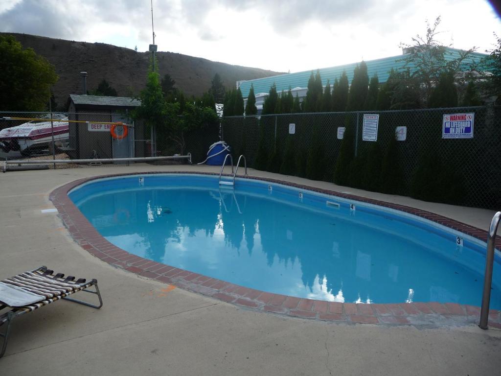 Motel Super 8 By Wyndham Kamloops East Zewnętrze zdjęcie