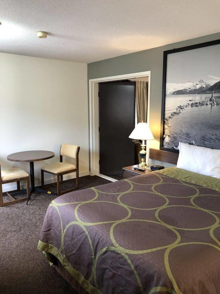 Motel Super 8 By Wyndham Kamloops East Zewnętrze zdjęcie